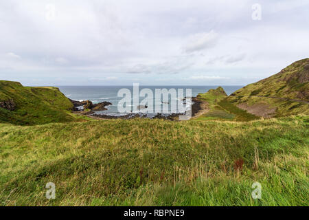 Vista la drammatica Causeway Coast in Irlanda del Nord sotto un cielo nuvoloso Foto Stock