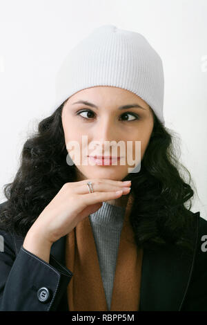 Ritratto di giovane donna caucasica CON OCCHI INCROCIATI Foto Stock