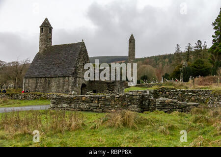 San Kevin la cucina e la torre rotonda presso il sito monastico di Glendalough in Wicklow, Irlanda Foto Stock