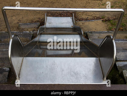 Vista dalla cima di un argento lucido metallo diapositiva giochi per bambini Foto Stock