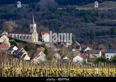 Vista di un villaggio della Borgogna, in Francia dai vigneti circostanti in inverno Foto Stock