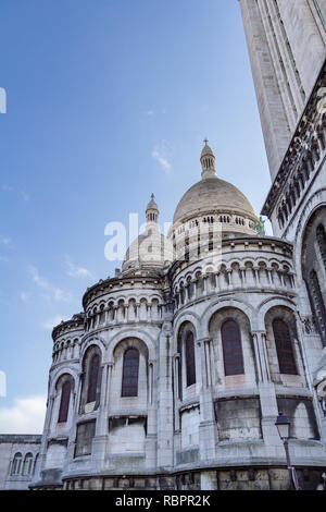 Sacre-Couer in una giornata di sole sotto un cielo azzurro fotografati da un non-tradizionale angolo Foto Stock