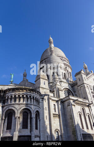 Sacre-Couer in una giornata di sole sotto un cielo azzurro fotografati da un non-tradizionale angolo Foto Stock