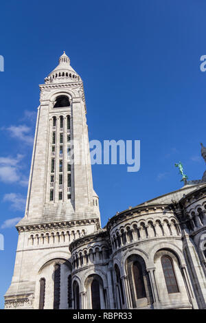 Sacre-Couer in una giornata di sole sotto un cielo azzurro fotografati da un non-tradizionale angolo Foto Stock