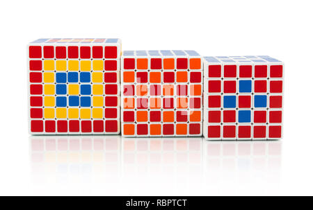 Tre cubi puzzle sullo sfondo bianco Foto Stock