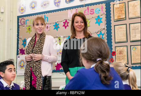 Lavoro di istruzione Shadow Segretario Angela Rayneri p.f. e De Piero manodopera p.f. per Ashfield, Nottinghamshire, presso una scuola primaria. Foto Stock