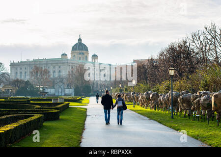 Atmosferica e romantica passeggiata mattutina lungo Volksgarten parco e giardino nella Innere Stadt nel primo distretto di Vienna, con il Museo di Storia Naturale. Foto Stock