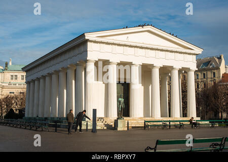 Il Dorico Theseus-Tempel tempio, una replica del Theseion in Atene, nel centro del Volksgarten, Vienna, Austria Foto Stock