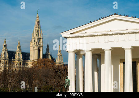 Il Dorico Theseus-Tempel tempio, una replica del Theseion in Atene, nel centro del Volksgarten con il Municipio per la parte posteriore, Vienna, Austria Foto Stock