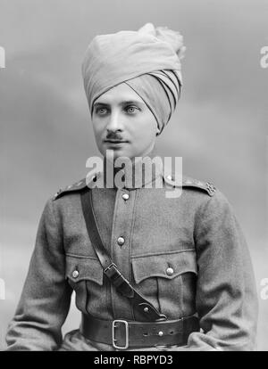 Fotografia scattata il 19 maggio 1915. Il tenente W. M. K. Dickinson del xx Declan cavallo reggimento dell'esercito indiano, successivamente aggiudicato un OBE. Fotografia scattata nel famoso London studi fotografici, Bassano. Foto Stock