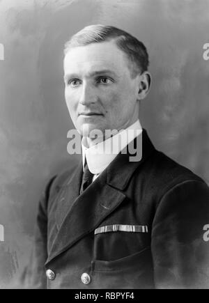 Foto scattata il xx dicembre 1920. Il tenente comandante Edward Henry Rendall DSO della British Royal Navy. Randall ha guadagnato il suo DSO, o Distinguished Service Order, 'per servizi distinti sotto il fuoco in diverse occasioni' in Russia durante il 1919. Fotografia scattata nel famoso London Studios di Bassano. Foto Stock