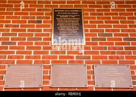 Il motore 24 Scala 5 lapidi su Charlton Street a New York City per commemorare i vigili del fuoco che hanno perso la vita in attentati 9/11 Foto Stock