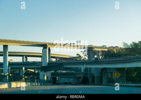 Superstrada giunzione multilivello al tramonto, California Foto Stock