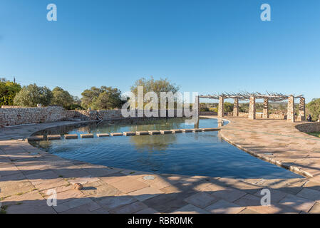 NIEUWOUDTSVILLE, SUD AFRICA, Agosto 29, 2018: La piscina comunale di caravan park in Nieuwoudtville nel nord della provincia del Capo Foto Stock