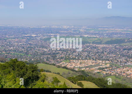 Vista verso San Jose dalle colline di Almaden Quicksilver County Park, nella parte sud di San Francisco Bay, California Foto Stock