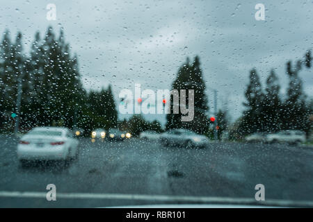 Le gocce di pioggia sul parabrezza durante la guida su un giorno di pioggia; California Foto Stock