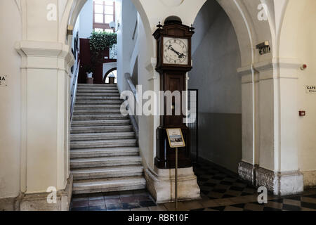 L Ospizio austriaco della Santa Famiglia a Gerusalemme, fondata nel 1863, si trova direttamente sulla Via Dolorosa. nel mezzo della movimentata vita di strada di O Foto Stock