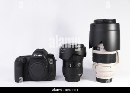 Canon 5D MARK IV fotocamera reflex digitale con corpo 24-70mm F2.8L II lente e 70-200mm F2.8L È II Lente isolati su sfondo bianco. Foto Stock