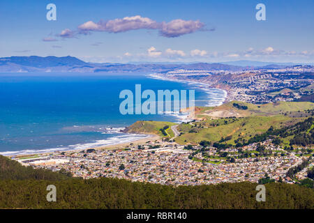 Vista aerea di Linda Mar e pacifica come si vede da Mortara in montagna, San Francisco e Marin County in background, California Foto Stock