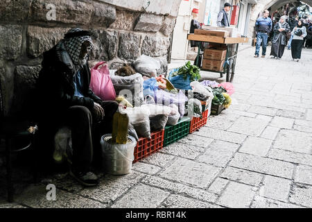 I fornitori a vendere prodotti agricoli su Al borra o Hagai Street nella città vecchia è il Quartiere Musulmano vicino alla porta di Damasco. Foto Stock