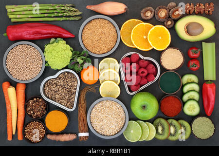 Fegato dieta detox health food concept con frutta e verdura, la medicina di erbe, semi, noci, cereali, cereali, e integrare le polveri. Foto Stock