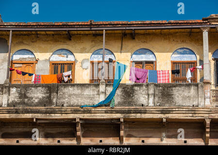 Livello alto balcone dettaglio di un vecchio edificio in pietra arenaria di Varanasi rivolta verso il Gange, India prendere in una giornata di sole Foto Stock