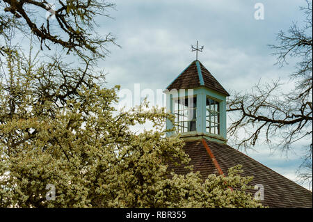 Pera blossom frame sul tetto di una casa del carrello Foto Stock