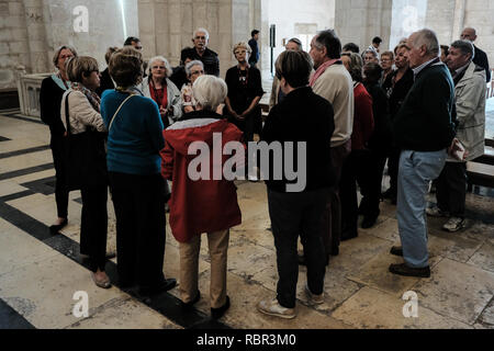 I visitatori di cantare e di culto come il Console Generale di Francia a Gerusalemme, Pierre Cochard, visite alla chiesa di Saint Anne come parte di un tour del francese Foto Stock