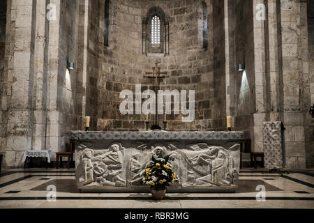 Il Console Generale di Francia a Gerusalemme, Pierre Cochard, visite alla chiesa di Saint Anne come parte di un tour del patrimonio francese in Gerusalemme. La chiesa Foto Stock