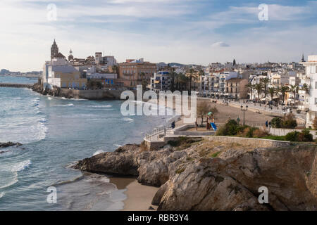 Sitges è una città e un comune spagnolo della provincia di Barcellona nella comunità autonoma di Catalogna, appartenente alla regione di Garraf. Foto Stock