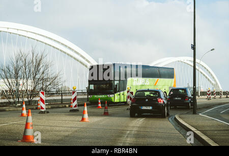 KEHL, Germania - Jan 16, 2017: VANHOLL Flixbus autobus verde sul ponte di confine tra la Germania e la Francia il trasporto di turisti verso la Francia - intercity a basso costo servizio di bus in Europa Foto Stock