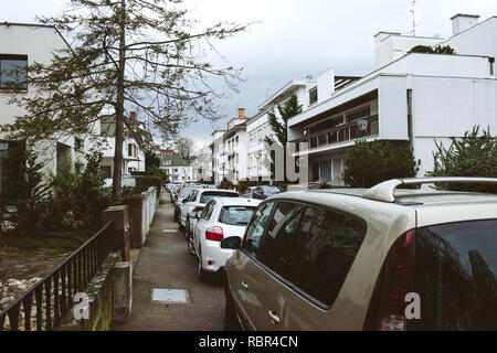 Strasburgo, Francia- Jan 31, 2018: le righe delle vetture parcheggiate al tramonto nel Quartiere Francese Foto Stock