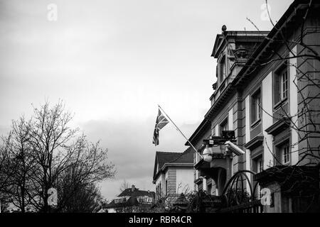 Strasburgo, Francia- Jan 31, 2018: bandiera britannica impiccato sull'Ambasciata edificio di Strasburgo - bianco e nero Foto Stock