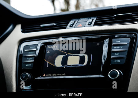 Cruscotto di automobile display che mostra la prossima manovra sullo schermo utilizzando la vettura di sensori di parcheggio Foto Stock