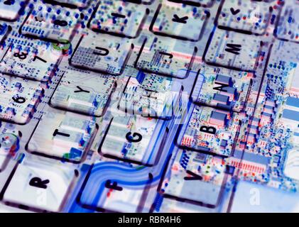Doppia esposizione di un laptop computer tastiera che mostra i componenti elettronici al di sotto. Foto Stock