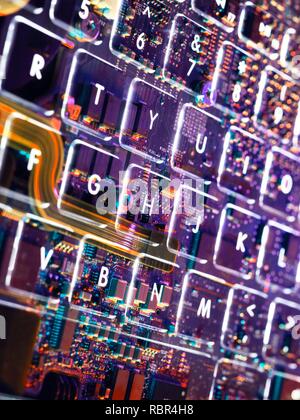 Doppia esposizione di un laptop computer tastiera che mostra i componenti elettronici al di sotto. Foto Stock