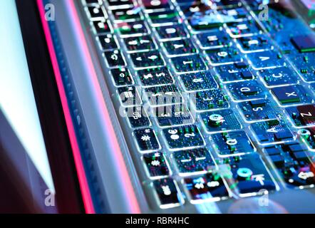 Doppia esposizione di un laptop computer tastiera che mostra i componenti elettronici al di sotto. Foto Stock