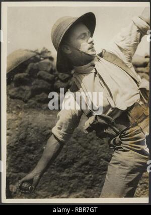 Un bombardamento officer lobbing una granata Mills, Bestanddeelnr 158-2200. Foto Stock