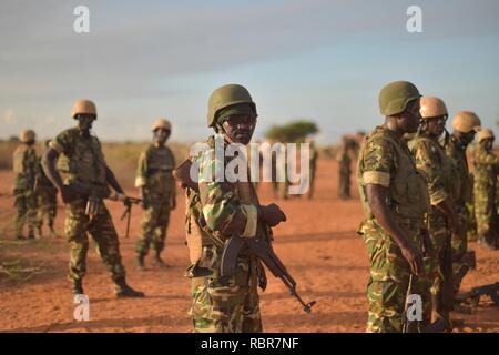 Un soldato del Burundi, come parte della missione dell Unione Africana in Somalia, si prepara ad andare su un inizio di mattina di pattuglia del piede attraverso la cittadina di Biyo Adde nel Medio Scebeli regione della Somalia il 7 marzo. La città di Biyo Adde è stata liberata dal gruppo terroristico Al Shabab dall Unione Africana forze su 11 Febbraio. AMISOM foto / Tobin Jones un soldato del Burundi, come parte della missione dell Unione Africana in Somalia, si prepara ad andare su un inizio di mattina di pattuglia del piede attraverso la cittadina di Biyo Adde nel Medio Scebeli regione della Somalia su marzo (27484888386). Foto Stock