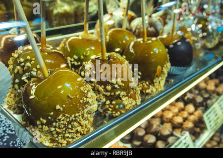 Caramello mele su bastoni nel mercato centrale di Boston, Stati Uniti d'America Foto Stock