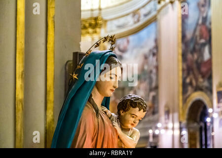 Roma, Italia - 1 gennaio 2019: la luce è illuminante la statua della Vergine Maria tiene il Bambino Gesù nella basilica di Santo Andrea della Valle a Sant Foto Stock