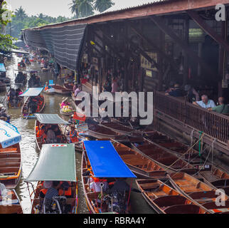 Ratchaburi, Tailandia - 27 Novembre 2018: Barche in canal la vendita di alimenti per i turisti nel Mercato Galleggiante di Damnoen Saduak Foto Stock