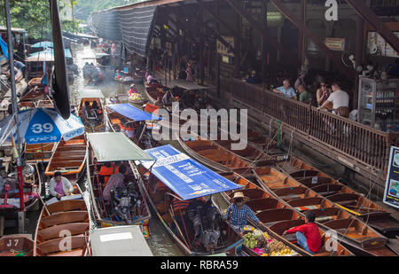 Ratchaburi, Tailandia - 27 Novembre 2018: Barche in canal la vendita di alimenti per i turisti nel Mercato Galleggiante di Damnoen Saduak Foto Stock