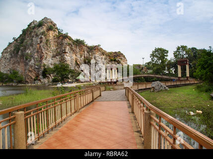 Sentiero lungo il lago in Hin Khao Ngu parco di pietra Foto Stock