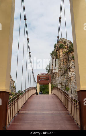 Imbracare ponte che attraversa il lago in Hin Khao Ngu parco di pietra, Thailandia Foto Stock