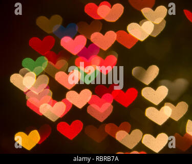 Colorate luci di Natale con un filtro di cuore Foto Stock