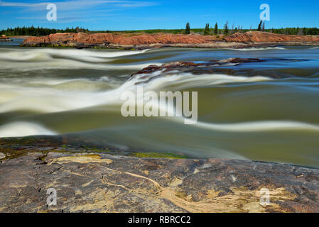 Slave riva del fiume nei pressi della montagna Rapids, vicino a Fort Smith, Alberta, Canada Foto Stock