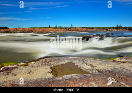 Slave riva del fiume nei pressi della montagna Rapids, vicino a Fort Smith, Alberta, Canada Foto Stock