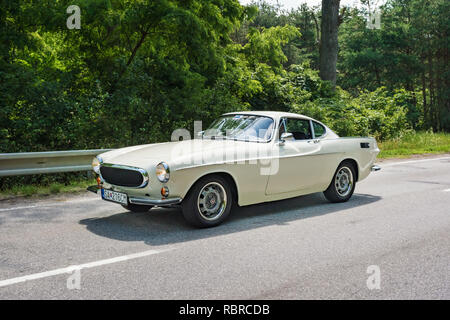 MALACKY, Slovacchia - 2 giugno 2018: Volvo P1800 S Coupe prende parte in esecuzione durante il veterano della vettura da rally Kamenak 2018 al Kamenny mlyn roadhouse Foto Stock
