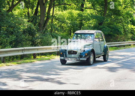 MALACKY, Slovacchia - 2 giugno 2018: Citroen 2CV prende parte in esecuzione durante il veterano della vettura da rally Kamenak 2018 al Kamenny mlyn roadhouse Foto Stock